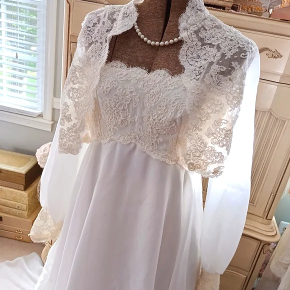 GORGEOUS 1990S "BIANCHI" CRISP WHITE CHIFFON WEDDING GOWN W/ LACE JACKET & VEIL! - Picture 2 of 16